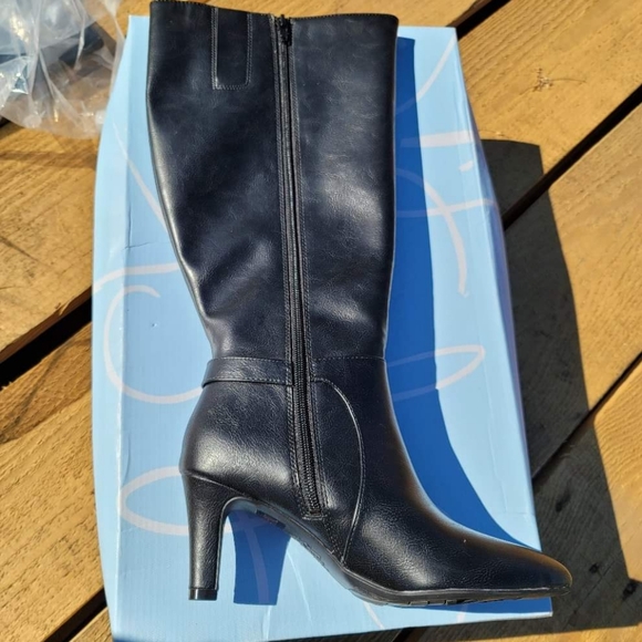 Boots - Picture 3 of 4